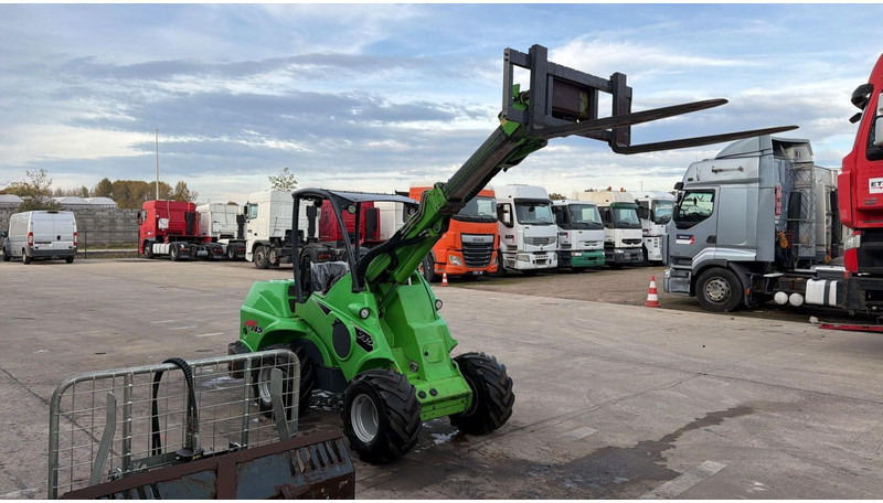 Avant 745 TDL (BELGIAN MACHINE / TOP CONDITION / 4X4 OPTIDRIVE / INCL ATTACHMENTS) - Kompaktni utovarivač guseničar: slika 2 Avant 745 TDL (BELGIAN MACHINE / TOP CONDITION / 4X4 OPTIDRIVE / INCL ATTACHMENTS) - Kompaktni utovarivač guseničar: slika 2