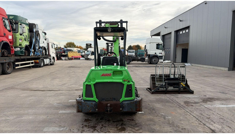 Kompaktni utovarivač guseničar Avant 745 TDL (BELGIAN MACHINE / TOP CONDITION / 4X4 OPTIDRIVE / INCL ATTACHMENTS): slika 8 Kompaktni utovarivač guseničar Avant 745 TDL (BELGIAN MACHINE / TOP CONDITION / 4X4 OPTIDRIVE / INCL ATTACHMENTS): slika 8