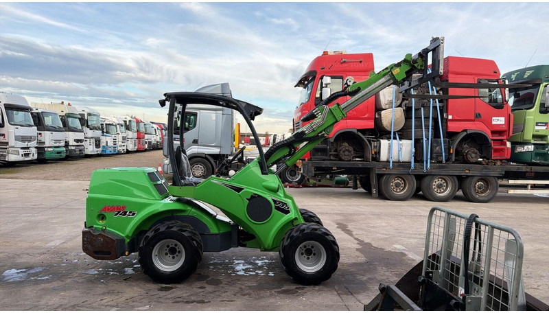 Avant 745 TDL (BELGIAN MACHINE / TOP CONDITION / 4X4 OPTIDRIVE / INCL ATTACHMENTS) - Kompaktni utovarivač guseničar: slika 4 Avant 745 TDL (BELGIAN MACHINE / TOP CONDITION / 4X4 OPTIDRIVE / INCL ATTACHMENTS) - Kompaktni utovarivač guseničar: slika 4