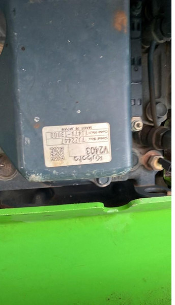 Kompaktni utovarivač guseničar Avant 745 TDL (BELGIAN MACHINE / TOP CONDITION / 4X4 OPTIDRIVE / INCL ATTACHMENTS): slika 19 Kompaktni utovarivač guseničar Avant 745 TDL (BELGIAN MACHINE / TOP CONDITION / 4X4 OPTIDRIVE / INCL ATTACHMENTS): slika 19