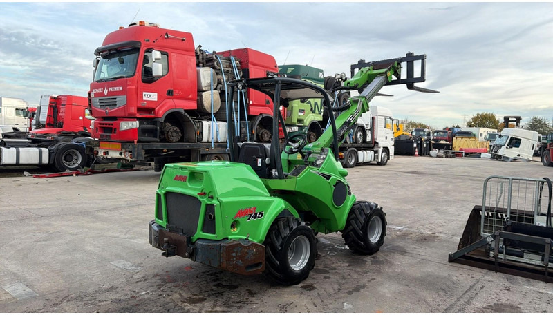 Avant 745 TDL (BELGIAN MACHINE / TOP CONDITION / 4X4 OPTIDRIVE / INCL ATTACHMENTS) - Kompaktni utovarivač guseničar: slika 5 Avant 745 TDL (BELGIAN MACHINE / TOP CONDITION / 4X4 OPTIDRIVE / INCL ATTACHMENTS) - Kompaktni utovarivač guseničar: slika 5