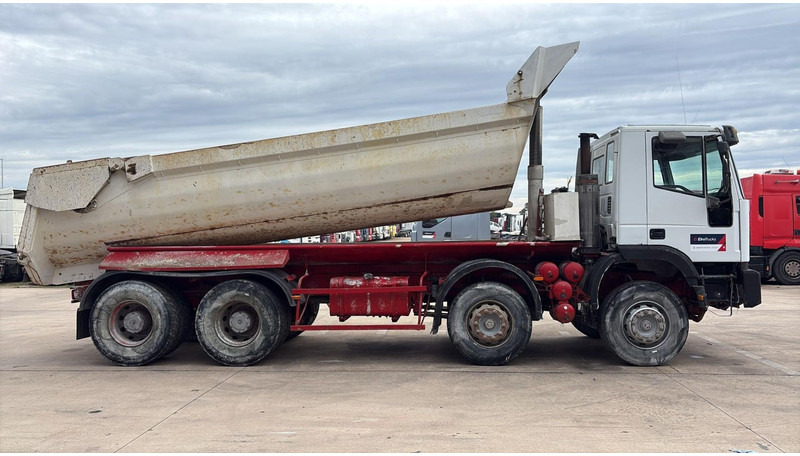 Iveco EUROTRAKKER 320 E 35 (GRAND PONT / LAMES / POMPE MANUELLE / 8X4 / CURSOR 8) - Istovarivač: slika 4 Iveco EUROTRAKKER 320 E 35 (GRAND PONT / LAMES / POMPE MANUELLE / 8X4 / CURSOR 8) - Istovarivač: slika 4