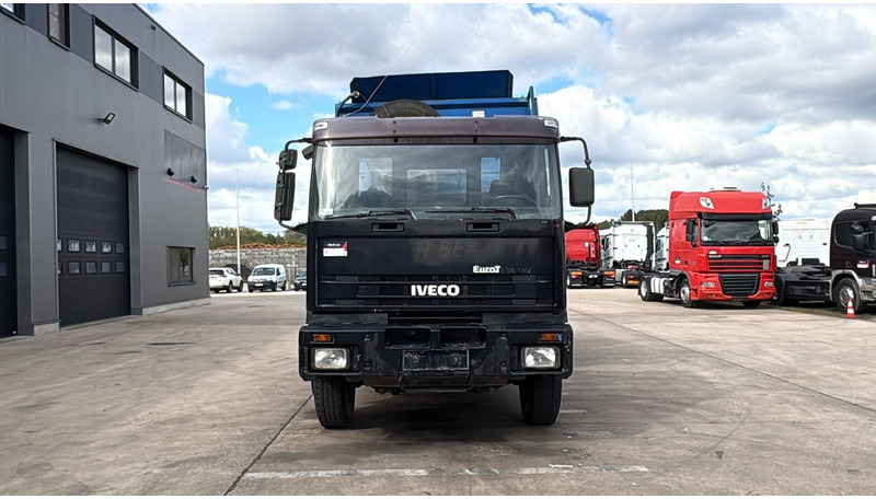 Iveco Eurotrakker 260 E 34 (POMPE MANUELLE / MANUAL PUMP / MANUAL GEARBOX / BOITE MANUELLE / LAMES) - Istovarivač: slika 2 Iveco Eurotrakker 260 E 34 (POMPE MANUELLE / MANUAL PUMP / MANUAL GEARBOX / BOITE MANUELLE / LAMES) - Istovarivač: slika 2