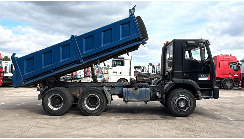 Iveco Eurotrakker 260 E 34 (POMPE MANUELLE / MANUAL PUMP / MANUAL GEARBOX / BOITE MANUELLE / LAMES) - Istovarivač: slika 3 Iveco Eurotrakker 260 E 34 (POMPE MANUELLE / MANUAL PUMP / MANUAL GEARBOX / BOITE MANUELLE / LAMES) - Istovarivač: slika 3