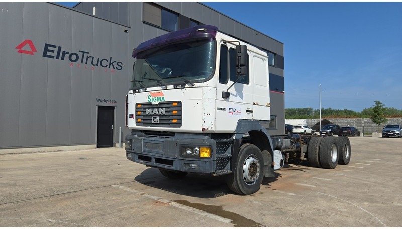 Kamion sa golom šasijom i zatvorenom kabinom MAN 26.414 (6X4 / 6 CYLINDER / MANUAL GEARBOX / 10 TYRES / LONG CHASSIS / EURO 2): slika 1