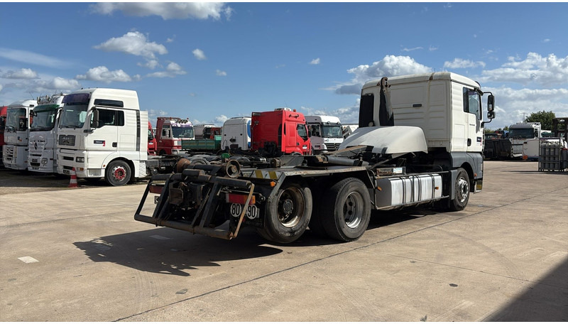 MAN TGA 28.480 (MANUAL PUMP / POMPE MANUELLE / BOITE MANUAL / MANUAL GEARBOX) - Kamion sa golom šasijom i zatvorenom kabinom: slika 4 MAN TGA 28.480 (MANUAL PUMP / POMPE MANUELLE / BOITE MANUAL / MANUAL GEARBOX) - Kamion sa golom šasijom i zatvorenom kabinom: slika 4