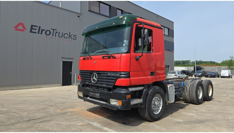 Mercedes-Benz ACTROS 2640 (EPS / 3 PEDALES / V6 / LAMES / GRAND PONT / EURO 2 / SEMI-AUTO) - Kamion sa golom šasijom i zatvorenom kabinom: slika 1 Mercedes-Benz ACTROS 2640 (EPS / 3 PEDALES / V6 / LAMES / GRAND PONT / EURO 2 / SEMI-AUTO) - Kamion sa golom šasijom i zatvorenom kabinom: slika 1