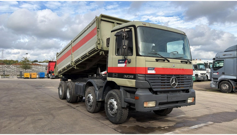 Mercedes-Benz Actros 3235 (EPS / LAMES / GRAND PONT / STEEL SUSP. / 3 PEDALES / MP1) - Istovarivač: slika 3 Mercedes-Benz Actros 3235 (EPS / LAMES / GRAND PONT / STEEL SUSP. / 3 PEDALES / MP1) - Istovarivač: slika 3