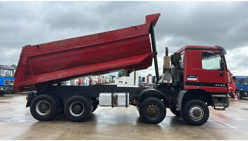 Mercedes-Benz Actros 4143 (BOITE MANUELLE / 8X8 / MANUAL GEARBOX / LAMES / GRAND PONT / BIG AXLE) - Istovarivač: slika 4 Mercedes-Benz Actros 4143 (BOITE MANUELLE / 8X8 / MANUAL GEARBOX / LAMES / GRAND PONT / BIG AXLE) - Istovarivač: slika 4