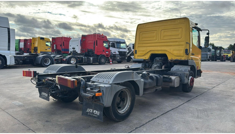 Mercedes-Benz Atego 815 (BOITE MANUELLE / MANUAL GEARBOX) - Kamion sa golom šasijom i zatvorenom kabinom: slika 4 Mercedes-Benz Atego 815 (BOITE MANUELLE / MANUAL GEARBOX) - Kamion sa golom šasijom i zatvorenom kabinom: slika 4