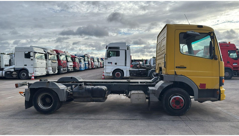 Mercedes-Benz Atego 815 (BOITE MANUELLE / MANUAL GEARBOX) - Kamion sa golom šasijom i zatvorenom kabinom: slika 3 Mercedes-Benz Atego 815 (BOITE MANUELLE / MANUAL GEARBOX) - Kamion sa golom šasijom i zatvorenom kabinom: slika 3