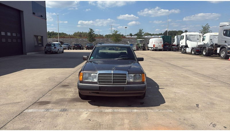 Mercedes-Benz E-Klasse 200 (GERMAN CAR / VOITURE D'ALLEMAGNE / ESSENCE / PETROL / MANUAL) - Limuzina: slika 2 Mercedes-Benz E-Klasse 200 (GERMAN CAR / VOITURE D'ALLEMAGNE / ESSENCE / PETROL / MANUAL) - Limuzina: slika 2