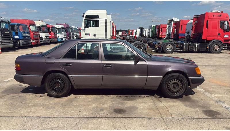 Mercedes-Benz E-Klasse 200 (GERMAN CAR / VOITURE D'ALLEMAGNE / ESSENCE / PETROL / MANUAL) - Limuzina: slika 4 Mercedes-Benz E-Klasse 200 (GERMAN CAR / VOITURE D'ALLEMAGNE / ESSENCE / PETROL / MANUAL) - Limuzina: slika 4