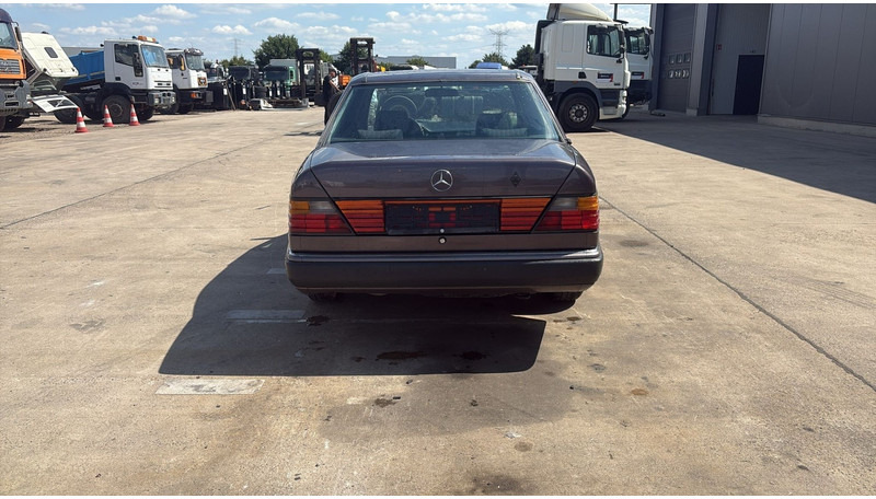 Limuzina Mercedes-Benz E-Klasse 200 (GERMAN CAR / VOITURE D'ALLEMAGNE / ESSENCE / PETROL / MANUAL): slika 6 Limuzina Mercedes-Benz E-Klasse 200 (GERMAN CAR / VOITURE D'ALLEMAGNE / ESSENCE / PETROL / MANUAL): slika 6