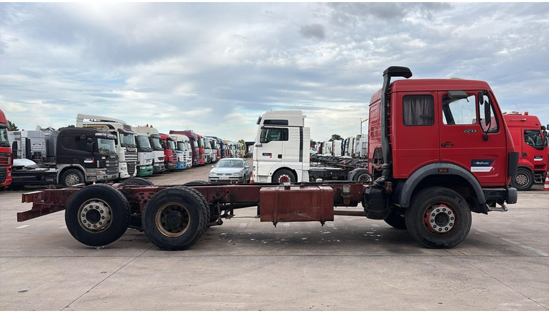 Mercedes-Benz SK 2233 (GRAND PONT / V8 AVEC 2X TURBO / BIG AXLE) - Kamion sa golom šasijom i zatvorenom kabinom: slika 3 Mercedes-Benz SK 2233 (GRAND PONT / V8 AVEC 2X TURBO / BIG AXLE) - Kamion sa golom šasijom i zatvorenom kabinom: slika 3