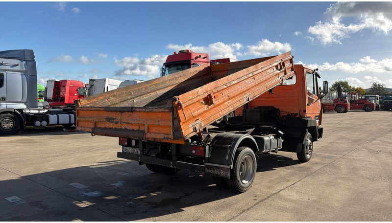 Mercedes-Benz SK 814 (3 WAY TIPPER / MANUAL PUMP / AUXILAIRY / SPER / STEEL SUSP. / LAMES) - Istovarivač: slika 4 Mercedes-Benz SK 814 (3 WAY TIPPER / MANUAL PUMP / AUXILAIRY / SPER / STEEL SUSP. / LAMES) - Istovarivač: slika 4