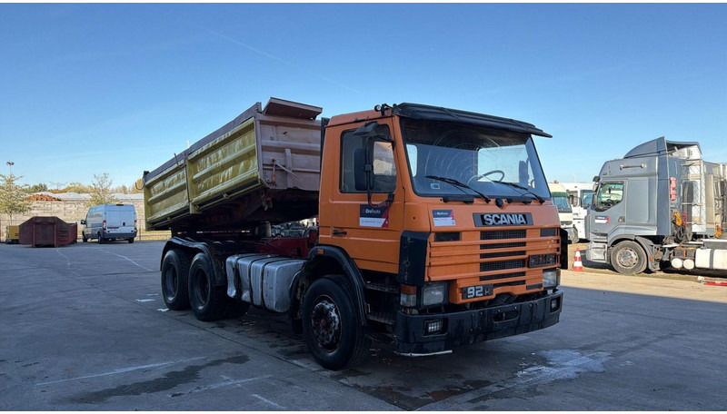 Scania 92 M (MANUAL PUMP / 6X4 / STEEL SUSP. / LAMES / POMPE MANUELLE) - Istovarivač: slika 3 Scania 92 M (MANUAL PUMP / 6X4 / STEEL SUSP. / LAMES / POMPE MANUELLE) - Istovarivač: slika 3