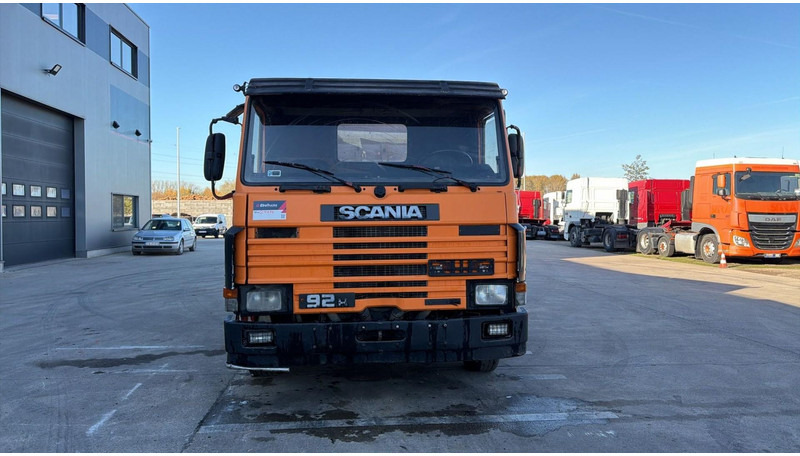 Scania 92 M (MANUAL PUMP / 6X4 / STEEL SUSP. / LAMES / POMPE MANUELLE) - Istovarivač: slika 2 Scania 92 M (MANUAL PUMP / 6X4 / STEEL SUSP. / LAMES / POMPE MANUELLE) - Istovarivač: slika 2