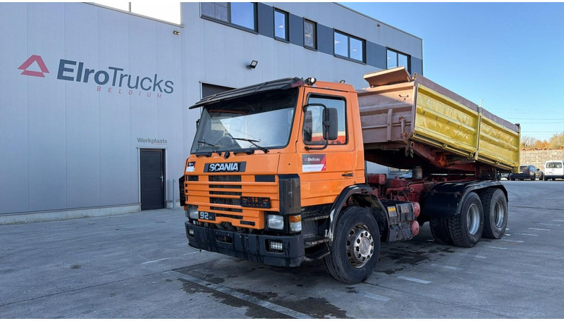 Scania 92 M (MANUAL PUMP / 6X4 / STEEL SUSP. / LAMES / POMPE MANUELLE) - Istovarivač: slika 1 Scania 92 M (MANUAL PUMP / 6X4 / STEEL SUSP. / LAMES / POMPE MANUELLE) - Istovarivač: slika 1