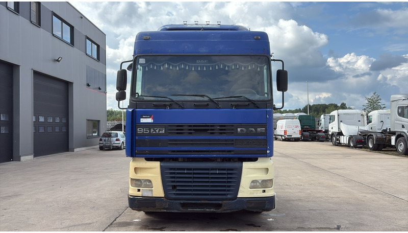 DAF 95 XF 430 (EURO 3 / BOITE MANUELLE / MANUAL GEARBOX) - Tegljač: slika 2 DAF 95 XF 430 (EURO 3 / BOITE MANUELLE / MANUAL GEARBOX) - Tegljač: slika 2