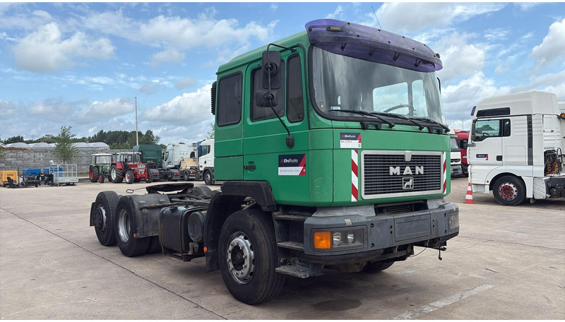 MAN 25.372 (6X2 / MANUAL PUMP / POMPE MANUELLE / 8 TYRES / 6 CYLINDERS) - Tegljač: slika 3 MAN 25.372 (6X2 / MANUAL PUMP / POMPE MANUELLE / 8 TYRES / 6 CYLINDERS) - Tegljač: slika 3