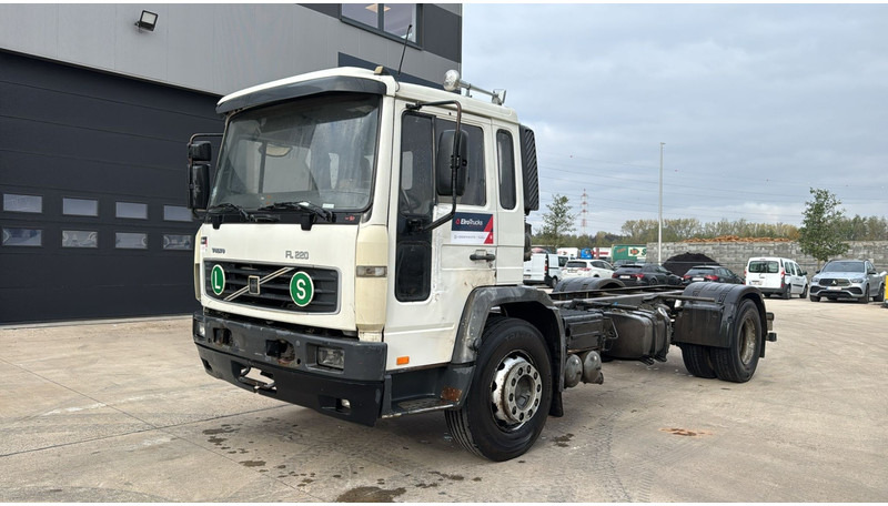 Kamion sa golom šasijom i zatvorenom kabinom Volvo FL 220 (FULL STEEL SUSP. / 10 BOLTS / 18 TONS / VERY CLEAN CHASSIS !!! / CHASSIS 5.50M LENGHT): slika 1