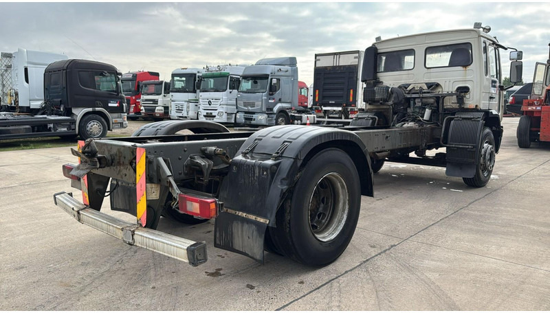Volvo FL 220 (FULL STEEL SUSP. / 10 BOLTS / 18 TONS / VERY CLEAN CHASSIS !!! / CHASSIS 5.50M LENGHT) - Kamion sa golom šasijom i zatvorenom kabinom: slika 4 Volvo FL 220 (FULL STEEL SUSP. / 10 BOLTS / 18 TONS / VERY CLEAN CHASSIS !!! / CHASSIS 5.50M LENGHT) - Kamion sa golom šasijom i zatvorenom kabinom: slika 4