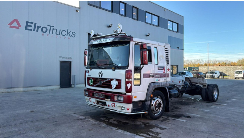 Volvo FL 6 - 220 (MANUAL GEARBOX / BOITE MANUELLE / 8 TONNES) - Kamion sa golom šasijom i zatvorenom kabinom: slika 1 Volvo FL 6 - 220 (MANUAL GEARBOX / BOITE MANUELLE / 8 TONNES) - Kamion sa golom šasijom i zatvorenom kabinom: slika 1