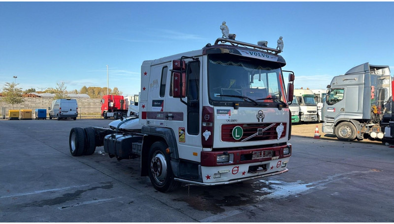 Volvo FL 6 - 220 (MANUAL GEARBOX / BOITE MANUELLE / 8 TONNES) - Kamion sa golom šasijom i zatvorenom kabinom: slika 2 Volvo FL 6 - 220 (MANUAL GEARBOX / BOITE MANUELLE / 8 TONNES) - Kamion sa golom šasijom i zatvorenom kabinom: slika 2