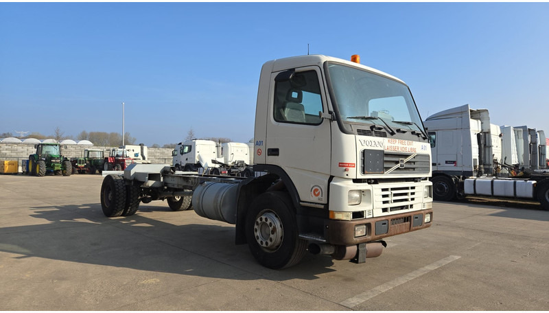 Volvo FM 7 - 290 (60.000 KM ORIGINAL !!! / POMPE MANUELLE / LAMES / GRAND PONT / EX AEROPORT) - Kamion sa golom šasijom i zatvorenom kabinom: slika 4 Volvo FM 7 - 290 (60.000 KM ORIGINAL !!! / POMPE MANUELLE / LAMES / GRAND PONT / EX AEROPORT) - Kamion sa golom šasijom i zatvorenom kabinom: slika 4