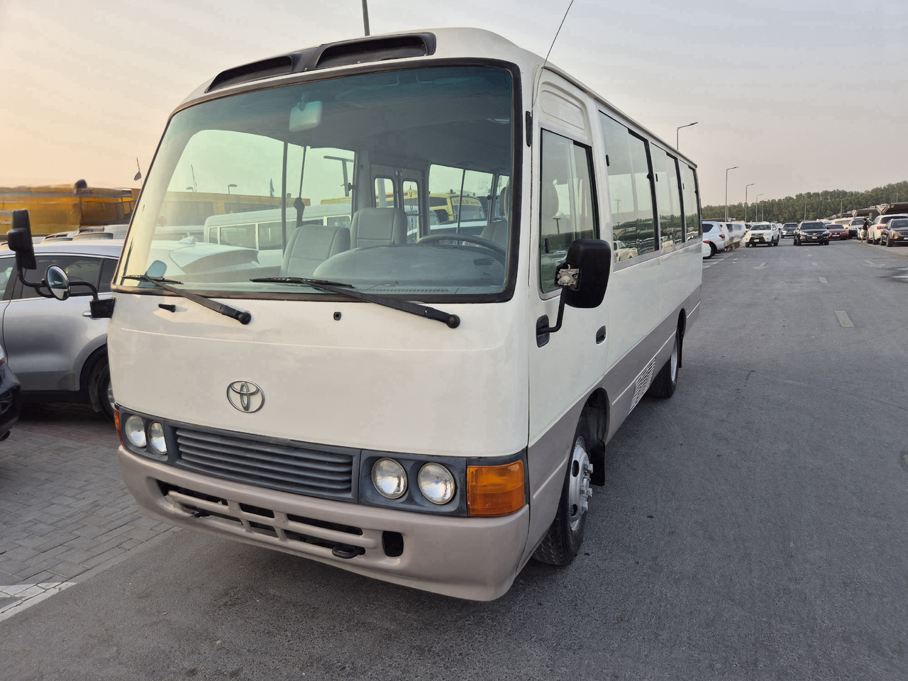 TOYOTA Coaster ... 25 places ...climatisé - Minibus, Putnički kombi: slika 2 TOYOTA Coaster ... 25 places ...climatisé - Minibus, Putnički kombi: slika 2