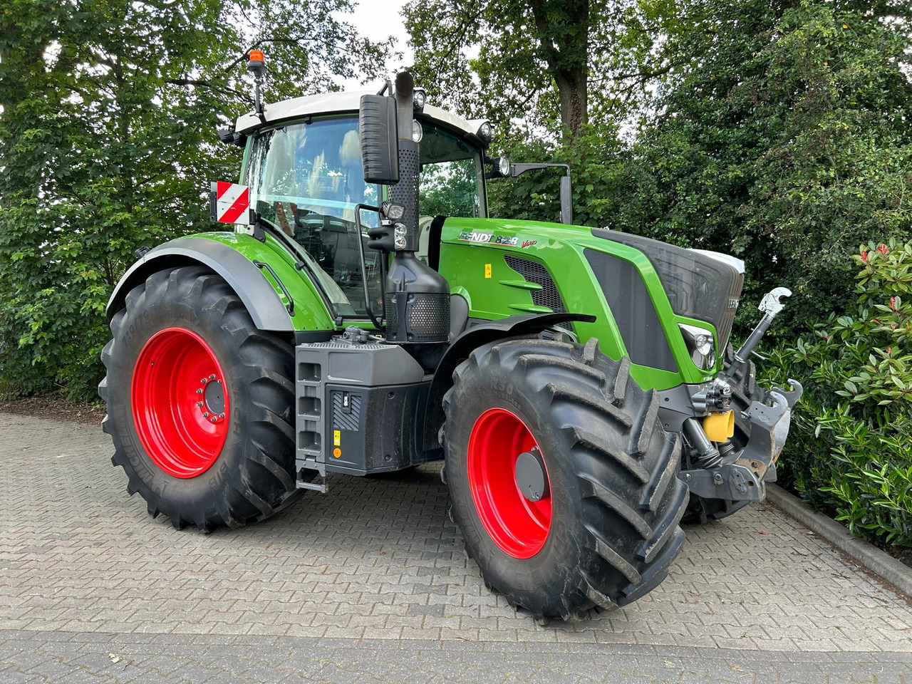 FENDT 828 Vario S4 ProfiPlus - Traktor: slika 3 FENDT 828 Vario S4 ProfiPlus - Traktor: slika 3
