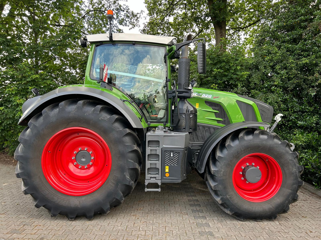 FENDT 828 Vario S4 ProfiPlus - Traktor: slika 4 FENDT 828 Vario S4 ProfiPlus - Traktor: slika 4