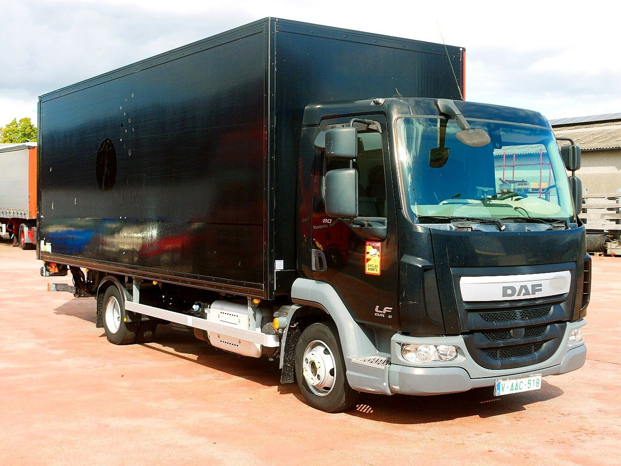DAF LF FA 180 MEUBEL KOFFER LBW LUFT FEDERUNG AIRCO - Kamion sa zatvorenim sandukom: slika 2 DAF LF FA 180 MEUBEL KOFFER LBW LUFT FEDERUNG AIRCO - Kamion sa zatvorenim sandukom: slika 2