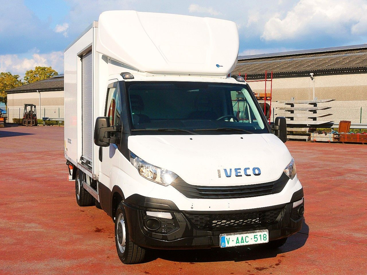 Iveco 35S14 DAILY ISOTHERMKOFFER LADEBORDWAND luft fed - Dostavno vozilo hladnjača: slika 1 Iveco 35S14 DAILY ISOTHERMKOFFER LADEBORDWAND luft fed - Dostavno vozilo hladnjača: slika 1