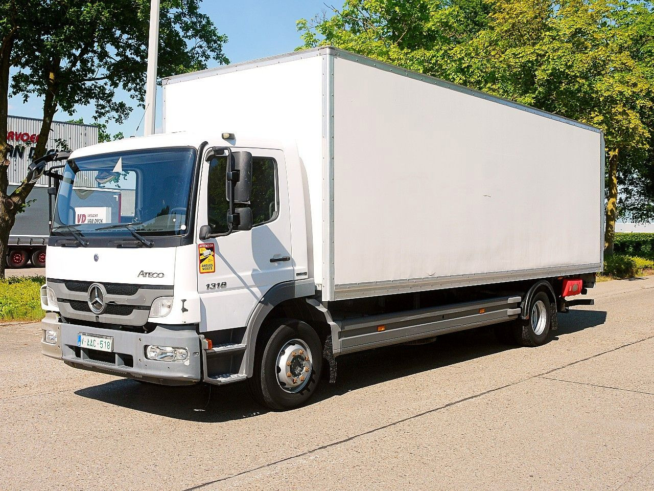 Mercedes-Benz 1318 ATEGO MEUBEL KOFFER LBW MANUAL LUFTFEDERNG - Kamion sa zatvorenim sandukom: slika 2 Mercedes-Benz 1318 ATEGO MEUBEL KOFFER LBW MANUAL LUFTFEDERNG - Kamion sa zatvorenim sandukom: slika 2