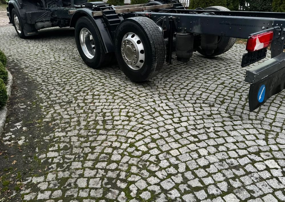 Kamion sa golom šasijom i zatvorenom kabinom Scania R450: slika 8