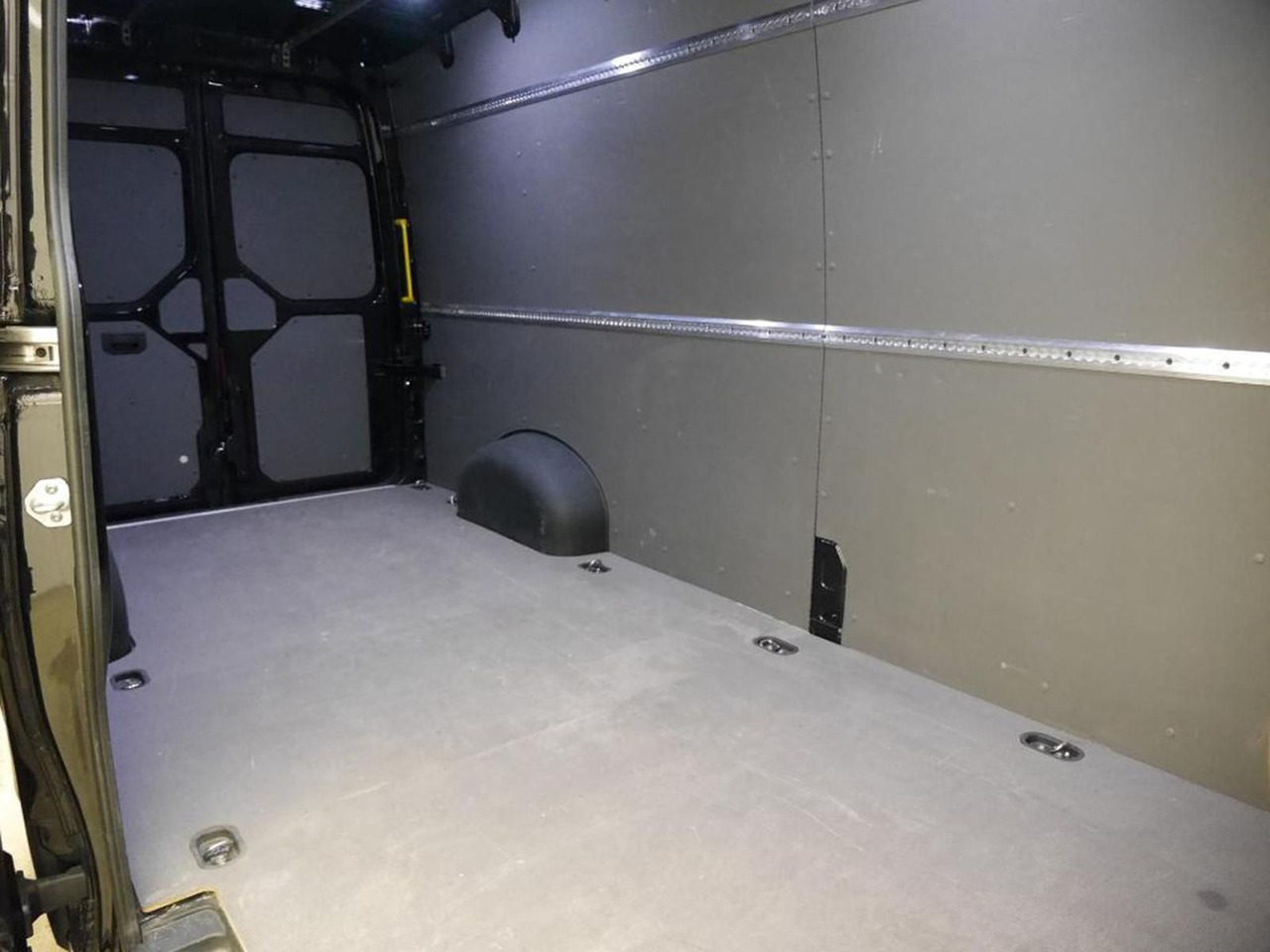 Volkswagen Crafter Kasten 35 L4H3 NAVI DAB PDC KAMERA - Furgon: slika 3 Volkswagen Crafter Kasten 35 L4H3 NAVI DAB PDC KAMERA - Furgon: slika 3