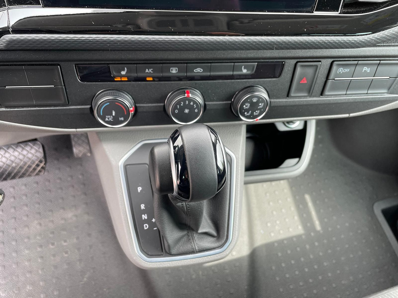 Novu Furgon Volkswagen T6.1 Transporter 2.0 TDI lang 4MOTION SITZHZ NAV: slika 15