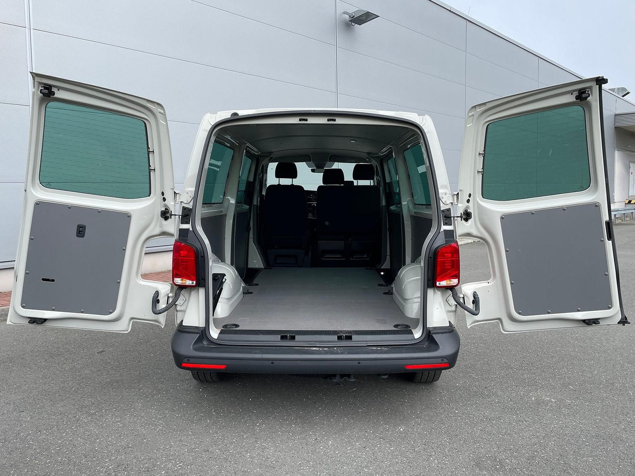 Novu Furgon Volkswagen T6.1 Transporter 2.0 TDI lang 4MOTION SITZHZ NAV: slika 30