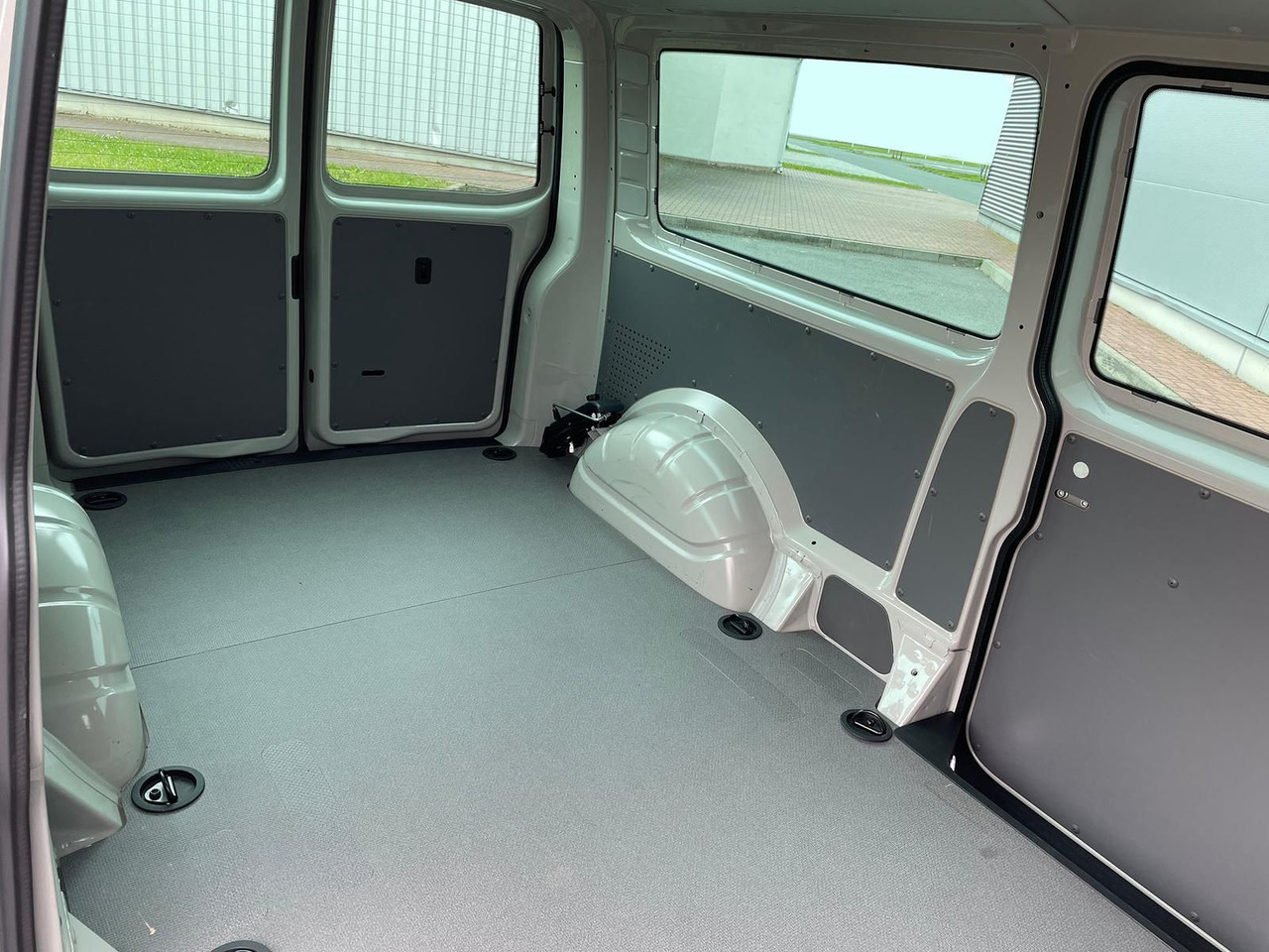 Novu Furgon Volkswagen T6.1 Transporter 2.0 TDI lang 4MOTION SITZHZ NAV: slika 10
