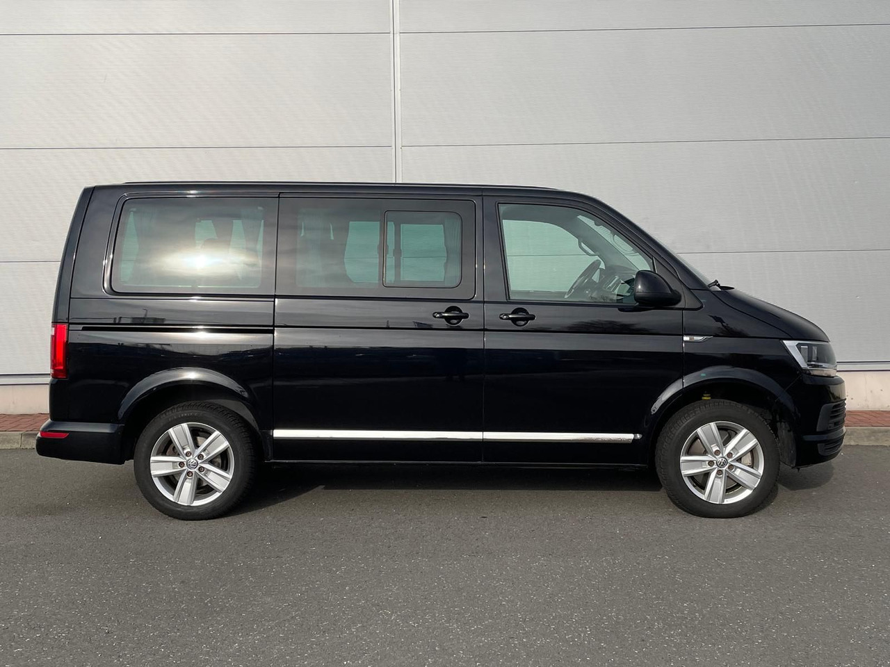 Volkswagen T6 Multivan Comfortline 4M AHK STANDHZ SITZH DAB - Putnički kombi: slika 5 Volkswagen T6 Multivan Comfortline 4M AHK STANDHZ SITZH DAB - Putnički kombi: slika 5