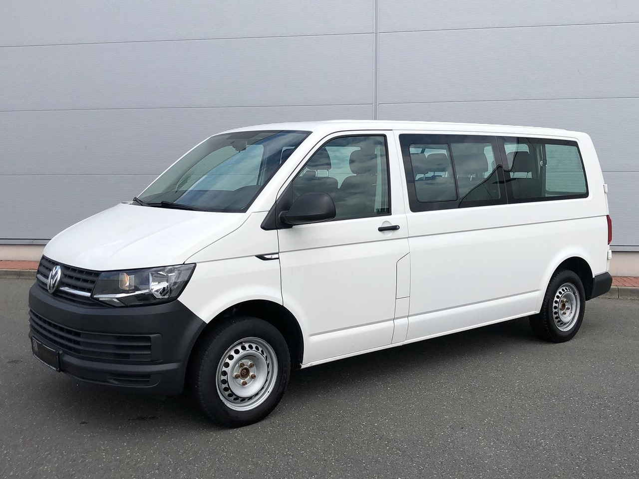 Volkswagen T6 Transporter 2.0 TDI Kombi lang 9-SITZE TEMP - Minibus, Putnički kombi: slika 1 Volkswagen T6 Transporter 2.0 TDI Kombi lang 9-SITZE TEMP - Minibus, Putnički kombi: slika 1