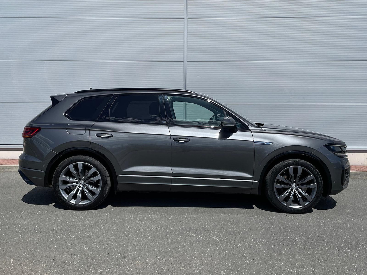 Volkswagen Touareg 4.0 V8 TDI One Million 4M LEDER AHK ACC - SUV: slika 5 Volkswagen Touareg 4.0 V8 TDI One Million 4M LEDER AHK ACC - SUV: slika 5