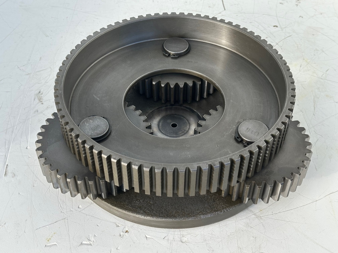 LIEBHERR Original Planetenträger ID-Nr.944171103 mit Planetenräder ID-Nr.944110603-ID-Nr.90201469 mit Lamellenträger ID-Nr.944112103. A900C,A944B,E942,LOS942,LOS944,P942,P944,R942,R944,R944B. #HRV# - Motor okretanja za Bager: slika 1 LIEBHERR Original Planetenträger ID-Nr.944171103 mit Planetenräder ID-Nr.944110603-ID-Nr.90201469 mit Lamellenträger ID-Nr.944112103. A900C,A944B,E942,LOS942,LOS944,P942,P944,R942,R944,R944B. #HRV# - Motor okretanja za Bager: slika 1