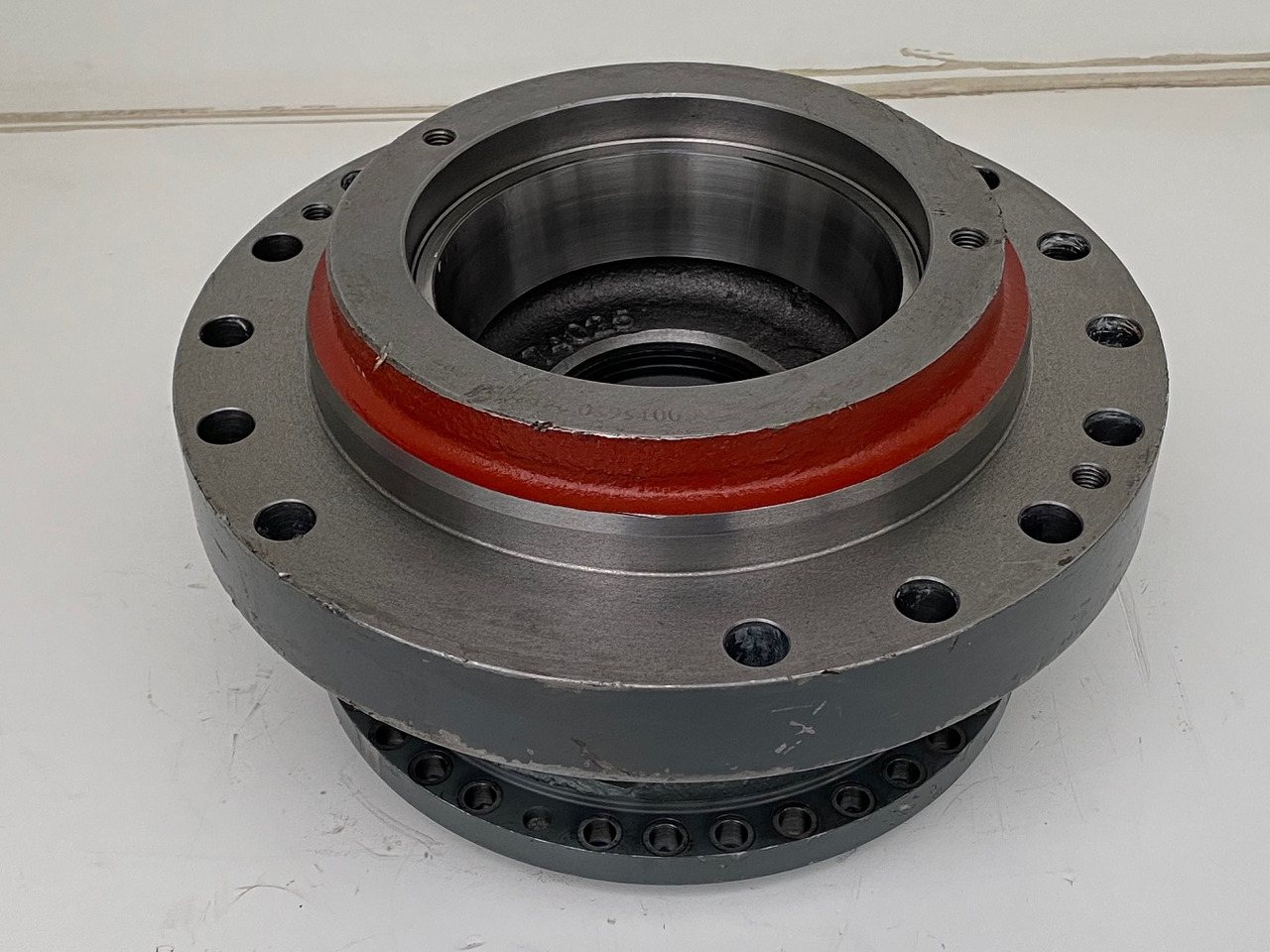 Liebherr Abtriebswellengehäuse ID-Nr.90015650 and Kegelrollenlager ID-Nr.761008503. - Motor okretanja za Bager guseničar: slika 5 Liebherr Abtriebswellengehäuse ID-Nr.90015650 and Kegelrollenlager ID-Nr.761008503. - Motor okretanja za Bager guseničar: slika 5