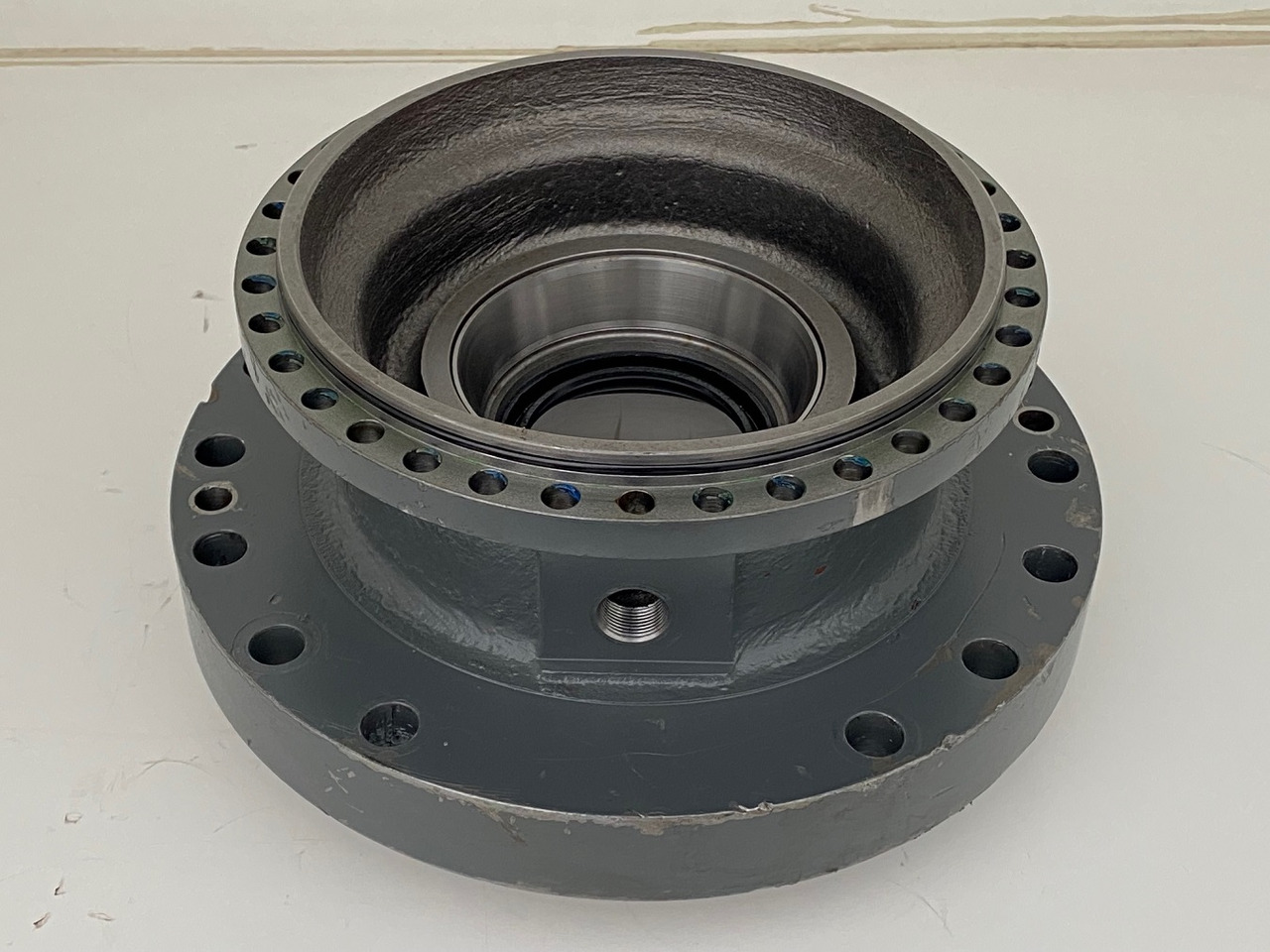 Liebherr Abtriebswellengehäuse ID-Nr.90015650 and Kegelrollenlager ID-Nr.761008503. - Motor okretanja za Bager guseničar: slika 1 Liebherr Abtriebswellengehäuse ID-Nr.90015650 and Kegelrollenlager ID-Nr.761008503. - Motor okretanja za Bager guseničar: slika 1