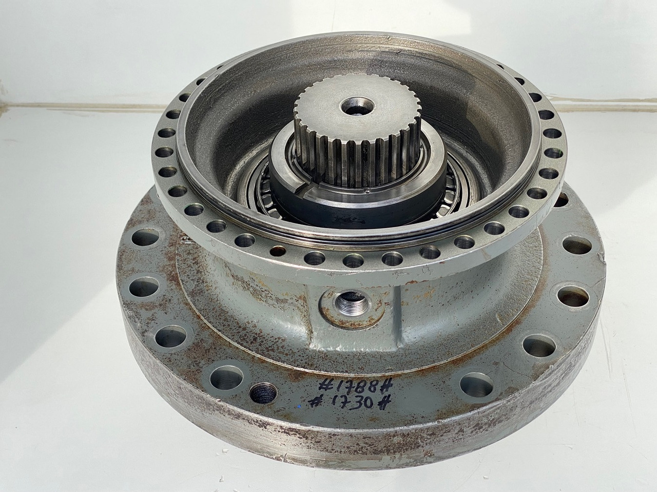 Liebherr Abtriebswellengehäuse ID-Nr.90018934 mit Abtriebswelle ID-Nr.90204999. SAT275/260 - SAT275/261 - SAT275/266 - SAT275/289. #1788#1730# - Menjač za Građevinska mašina: slika 3 Liebherr Abtriebswellengehäuse ID-Nr.90018934 mit Abtriebswelle ID-Nr.90204999. SAT275/260 - SAT275/261 - SAT275/266 - SAT275/289. #1788#1730# - Menjač za Građevinska mašina: slika 3