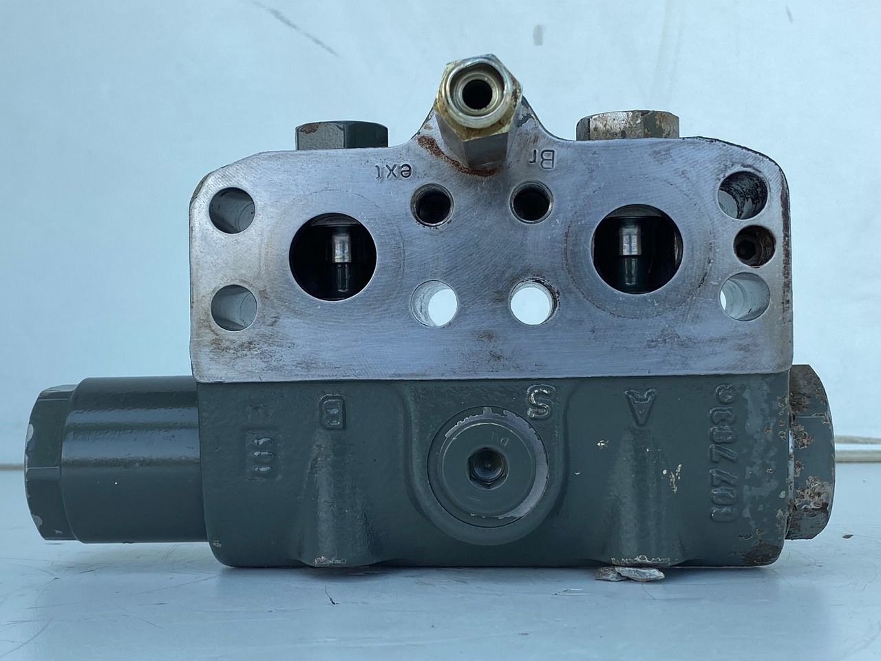 Liebherr Bremsventil ID-Nr.10471957.  LOS914, LOS924, R902, R904, R912, R914, R922, R924, R924 COMP, R924 COMPA.  #STM20.05## - Pogonski reduktor za Bager guseničar: slika 4 Liebherr Bremsventil ID-Nr.10471957.  LOS914, LOS924, R902, R904, R912, R914, R922, R924, R924 COMP, R924 COMPA.  #STM20.05## - Pogonski reduktor za Bager guseničar: slika 4