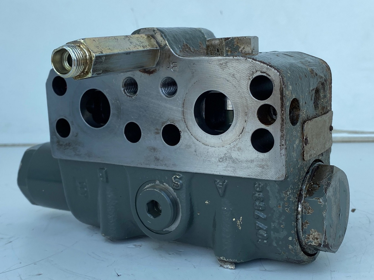 Liebherr Bremsventil ID-Nr.10471957.  LOS914, LOS924, R902, R904, R912, R914, R922, R924, R924 COMP, R924 COMPA.  #STM20.05## - Pogonski reduktor za Bager guseničar: slika 5 Liebherr Bremsventil ID-Nr.10471957.  LOS914, LOS924, R902, R904, R912, R914, R922, R924, R924 COMP, R924 COMPA.  #STM20.05## - Pogonski reduktor za Bager guseničar: slika 5